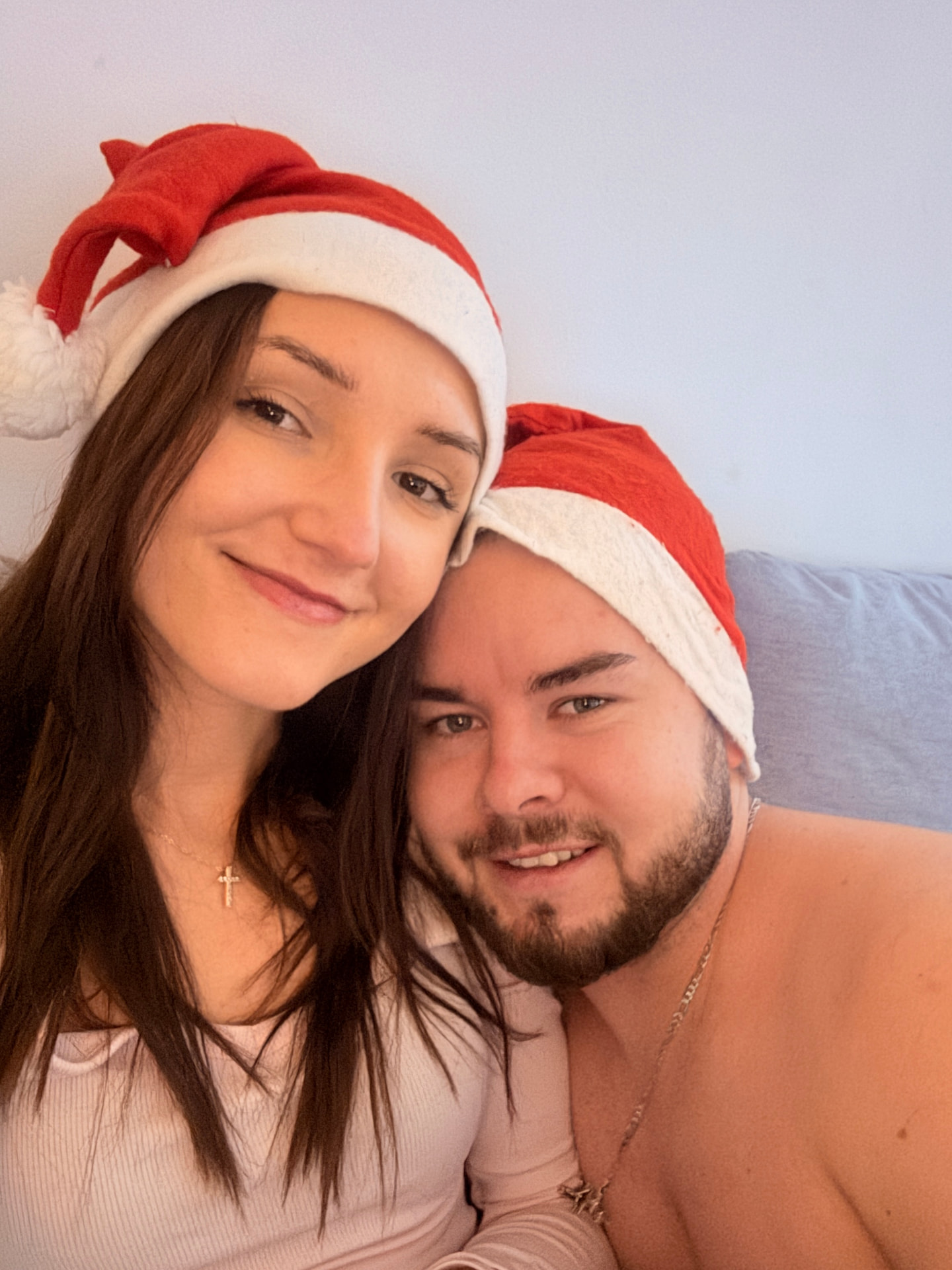 Kacper i Klaudia w świątecznych czapkach