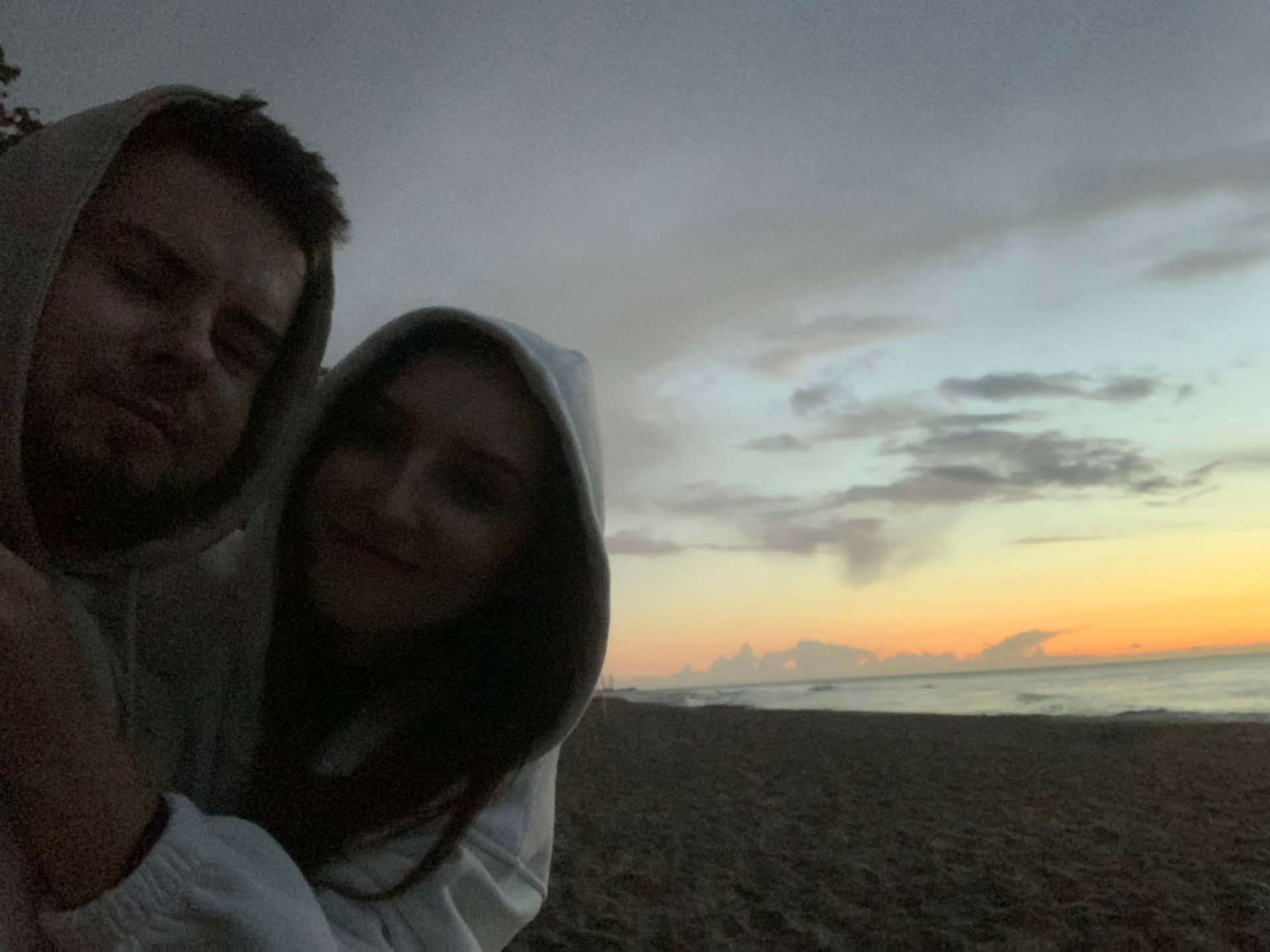 Kacper i Klaudia na plaży o zachodzie słońca